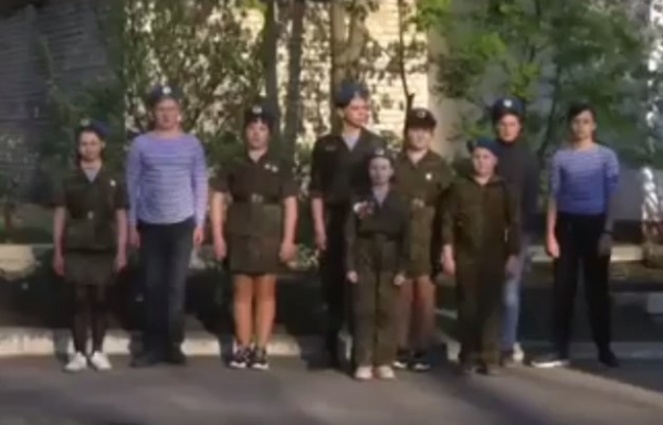 "Пародия на СССР": в "ЛНР" заставили детей читать хвалебные стихи "министру МВД"
"Пародия на СССР": в "ЛНР" заставили детей читать хвалебные стихи "министру МВД"