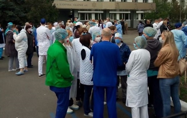 Без денег и защиты. Почему протестуют медикиСюжет