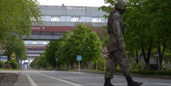 Российские оккупанты начали сбегать из Херсона в Крым, требуют от местных еду под прицелом автомата Российские оккупанты начали сбегать из Херсона в Крым, требуют от местных еду под прицелом автомата