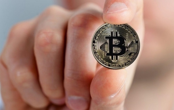 Биткоин резко обвалился после рекордного роста