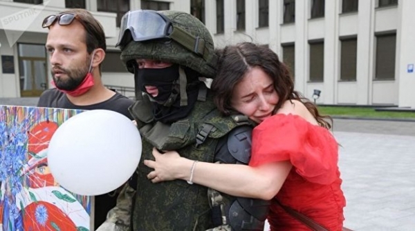 Бойцы внутренних войск в Минске опустили щиты и были расцелованы демонстрантками