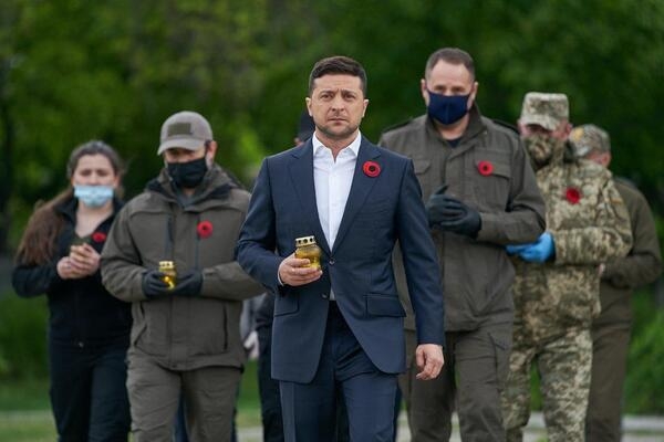 Зеленский почтил память погибших во Второй мировой, приехав на Донбасс: видеообращение
Зеленский почтил память погибших во Второй мировой, приехав на Донбасс: видеообращение