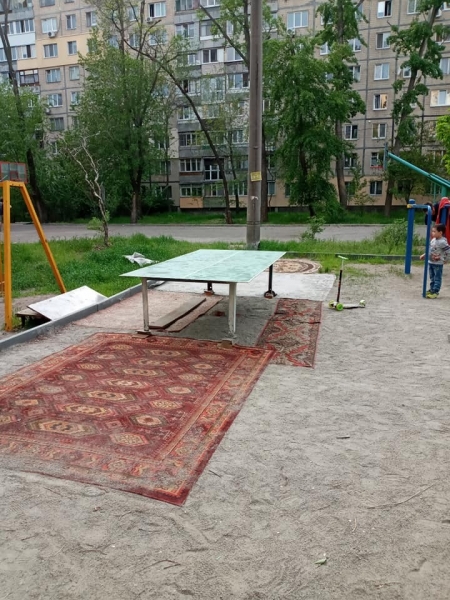 
"Дорого-богато": в Днепре спортплощадку застелили коврами. Фото
 