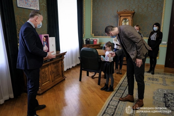 Зеленский вмешался в скандал с девочкой, которую унизили на 8 марта
