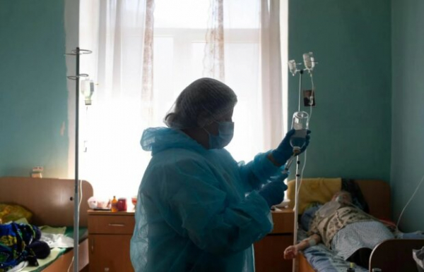 Новый штамм коронавируса "Омикрон" уже косит молодых: врач рассказал о первых симптомах - усталость, учащенный пульс и температура