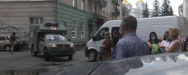 На людей всем плевать: в Луцке выстроилась очередь за тестами на коронавирус
На людей всем плевать: в Луцке выстроилась очередь за тестами на коронавирус