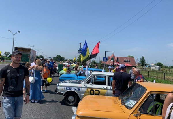 Ретроавтомобили испытали Дорогу Единства М-30, восстановленную в ходе "Большой стройки"
Ретроавтомобили испытали Дорогу Единства М-30, восстановленную в ходе "Большой стройки"