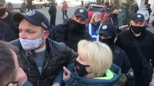 
Продукты тоннами идут на помойку, а клиенты "стучат" на мастеров: как украинский бизнес выживает на карантине
 