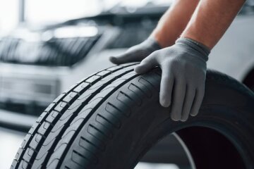 Резина начнет "дубеть" уже скоро: когда украинцам нужно "переобуть" машины на зимние шины Резина начнет "дубеть" уже скоро: когда украинцам нужно "переобуть" машины на зимние шины