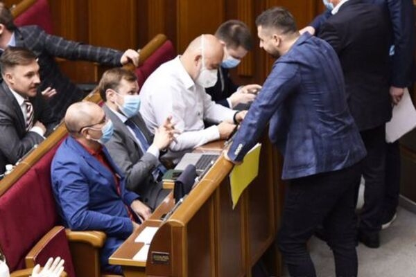 Арахамия пришел в Раду в брендовых кроссовках: выяснилась их стоимость
Арахамия пришел в Раду в брендовых кроссовках: выяснилась их стоимость