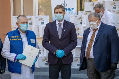 Китайские бизнесмены передали больницам Днепропетровской области 40 аппаратов ИВЛ Китайские бизнесмены передали больницам Днепропетровской области 40 аппаратов ИВЛ