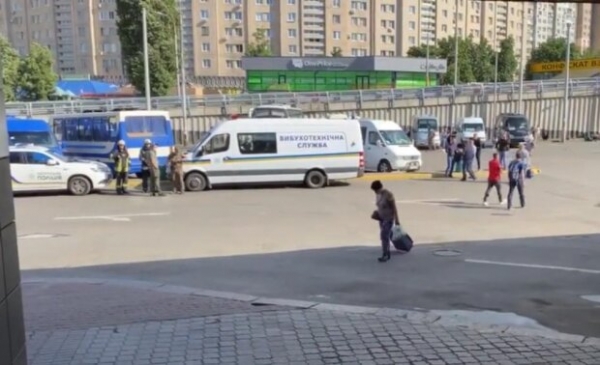 В Киеве заминировали центральный автовокзал, людей экстренно спасают В Киеве заминировали центральный автовокзал, людей экстренно спасают