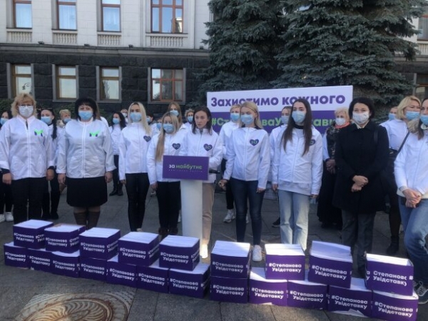 Партия Игоря Палицы передала Президенту пол миллиона подписей за отставку Степанова Партия Игоря Палицы передала Президенту пол миллиона подписей за отставку Степанова