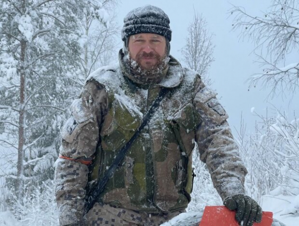 Александр Положинский завалился на забор в странном дворе, а потом показался с замотанной головой