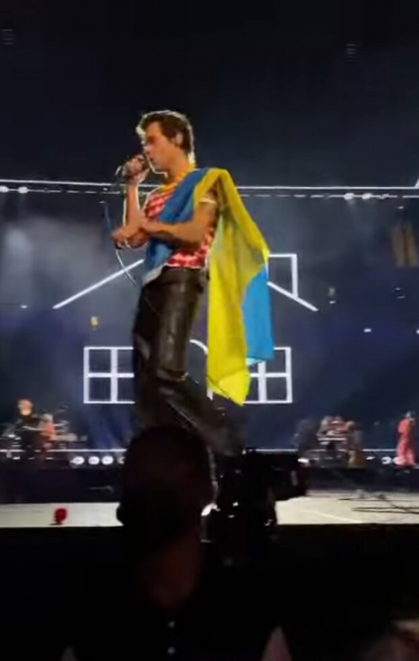 Любимчик миллионов девушек Гарри Стайлз показал свою любовь к Украине на весь мир: "Это наш флаг" Любимчик миллионов девушек Гарри Стайлз показал свою любовь к Украине на весь мир: "Это наш флаг"