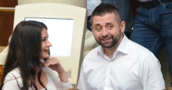 Дешевле в 10 раз: "слуга народа" Арахамия "напутал" со стоимостью своего коттеджа Дешевле в 10 раз: "слуга народа" Арахамия "напутал" со стоимостью своего коттеджа