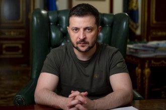 Зеленский жестко ответил на предложения "сдать" часть территории Украины
Зеленский жестко ответил на предложения "сдать" часть территории Украины
