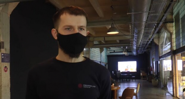 Семья из Франковска нашла способ обойтись без пластиковых пакетов и экономить на покупках: за лишние 2 гривны не ссорятся