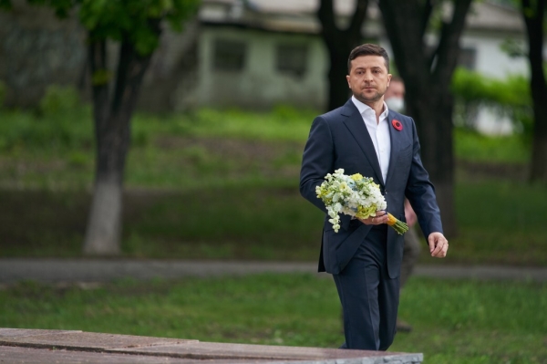 Зеленский почтил память погибших во Второй мировой, приехав на Донбасс: видеообращение
Зеленский почтил память погибших во Второй мировой, приехав на Донбасс: видеообращение