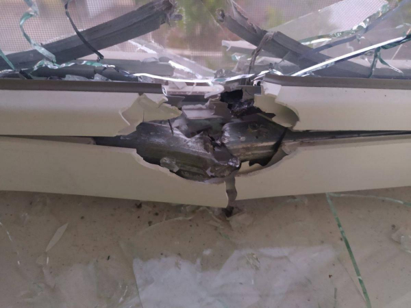 Забросали взрывчаткой с дронов: в Энергодаре атаковали захваченное РФ здание СБУ
Забросали взрывчаткой с дронов: в Энергодаре атаковали захваченное РФ здание СБУ