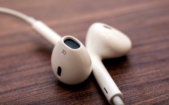 Отложите свои AirPods подальше: чем опасны наушники и как не лишиться слуха