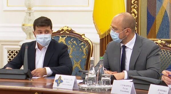 Зеленский получил поддержку Европарламента в борьбе с судьями КСУ: "Обеспокоены пустотой" Зеленский получил поддержку Европарламента в борьбе с судьями КСУ: "Обеспокоены пустотой"