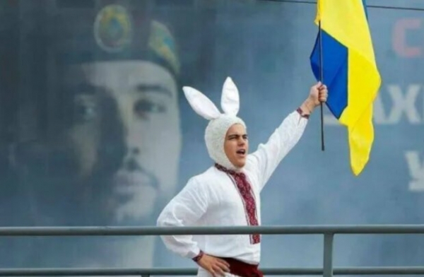 Разъяренные украинцы угрожают "расстрелять" Сердючкиного "кролика с флагом": "У людей нет мозгов"