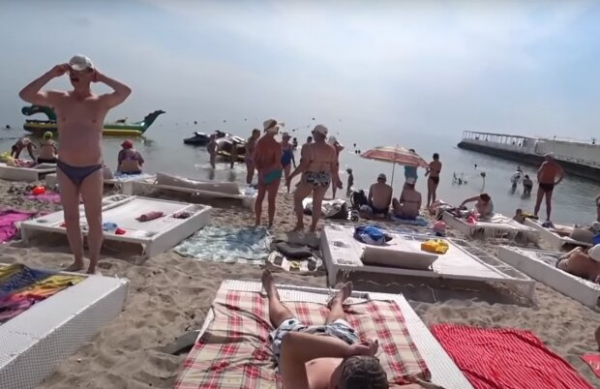 Чёрное море в Одессе превратилось в "зелёный борщик", и медузы тут ни при чем: "Все г**но смыло" Чёрное море в Одессе превратилось в "зелёный борщик", и медузы тут ни при чем: "Все г**но смыло"