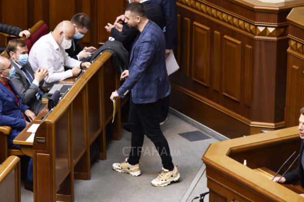 Арахамия пришел в Раду в брендовых кроссовках: выяснилась их стоимость
Арахамия пришел в Раду в брендовых кроссовках: выяснилась их стоимость