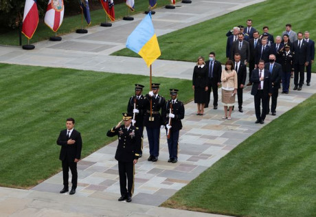 Президент Украины возложил венок к могиле Неизвестного солдата на Арлингтонском кладбище Президент Украины возложил венок к могиле Неизвестного солдата на Арлингтонском кладбище