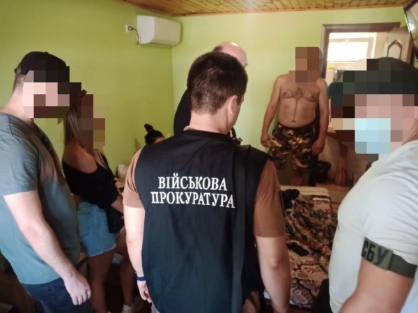 В ВСУ попались на взятке в миллион гривен за медицинские маски
                                                                                