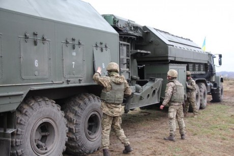 Украинские военные осваивают комплекс артиллерийской разведки "Зоопарк-3" Украинские военные осваивают комплекс артиллерийской разведки "Зоопарк-3"