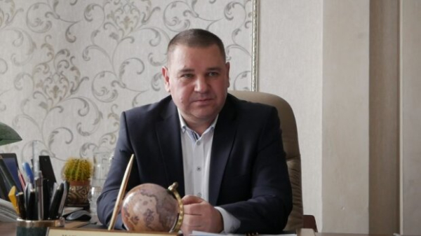 Глава миграционной службы Ивано-Франковской области бьет журналистов, чтобы не рассказывать о тайных миллионах и роскошных домах Глава миграционной службы Ивано-Франковской области бьет журналистов, чтобы не рассказывать о тайных миллионах и роскошных домах