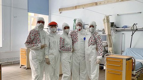 Медики львовской больницы сделали из костюмов вышиванки