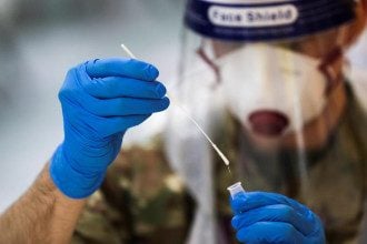 Хуже только в Молдове: сколько нужно поработать украинцам, чтобы оплатить ПЦР-тест на COVID-19
