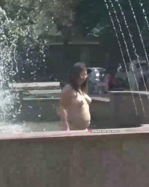 Нудизм в центре города: в Кременчуге голая женщина искупалась в фонтане
                                                                                