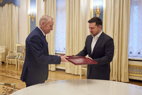 Зеленский дал звание Героя Украины композитору Игорю Покладу Зеленский дал звание Героя Украины композитору Игорю Покладу