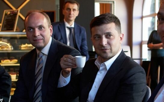 Все могут короли? Суд не смог оштрафовать Зеленского за "карантинное" кофе