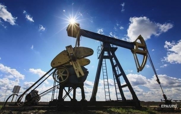 Цены на нефть дешевеют из-за скачка COVID-19 Цены на нефть дешевеют из-за скачка COVID-19