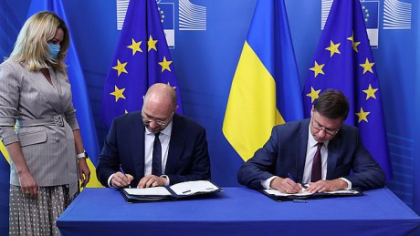Украина и ЕС подписали Меморандум и Кредитное соглашение по "исключительной" макрофинансовой помощи Украина и ЕС подписали Меморандум и Кредитное соглашение по "исключительной" макрофинансовой помощи