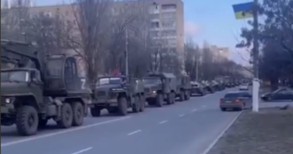 В Мелитополе люди поют Гимн Украины и ложатся под технику оккупанта
