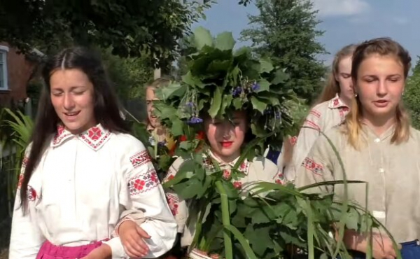 Как гадать по венку и на кольцах на Троицу: приметы и обряды, которые помогут узнать судьбу 4 июня