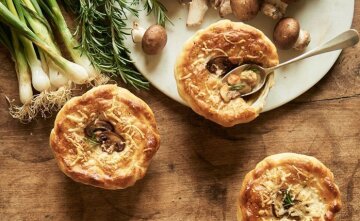 И никакого гарнира не нужно: рецепт ароматных пирогов с грибами и курицей, сыр поставит вкусную точку