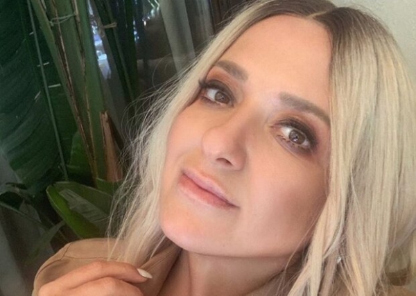 Наталья Могилевская с бокалом игристого пошалила, закинув ногу: "Вот 27 лет тебе здесь... кайфово" Наталья Могилевская с бокалом игристого пошалила, закинув ногу: "Вот 27 лет тебе здесь... кайфово"