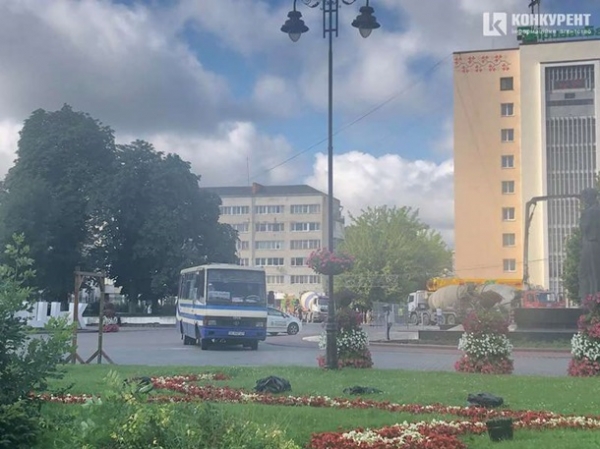 Террорист, захвативший автобус с пассажирами в Луцке, выдвинул требования
                                                                                