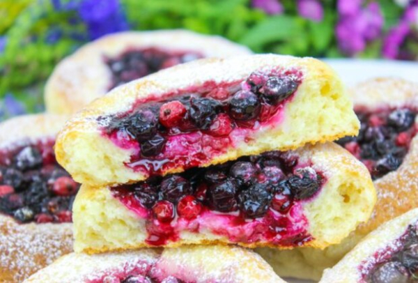 Это так вкусно, что невозможно оторваться: рецепт творожных булочек со смородиной