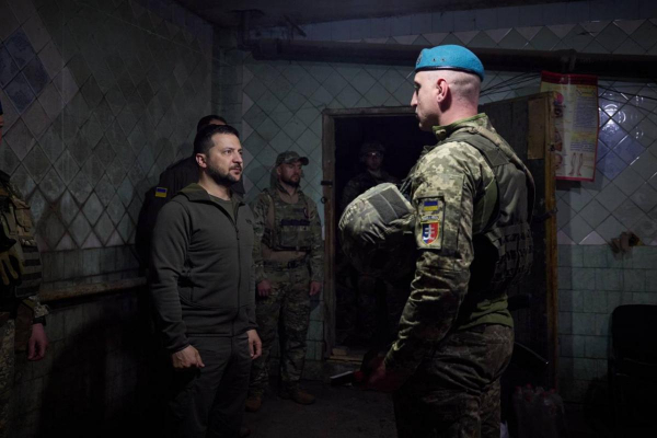 Зеленский приехал на фронт и вручил награды украинским морпехам
