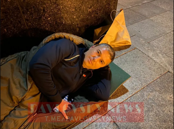 Мэр Умани ночевал в спальном мешке под офисом президента
                                                                                