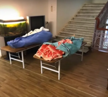Жуткие фото из больницы: пациенты с коронавирусом лежат рядом с трупами

                        
