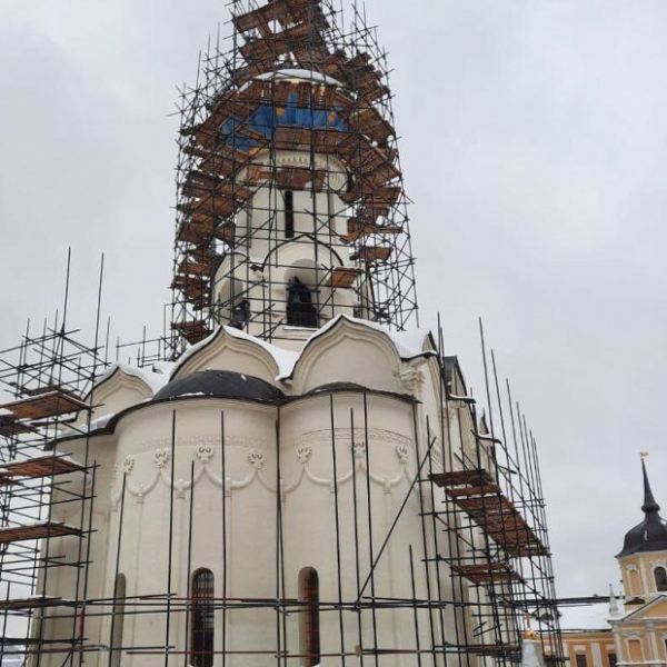 Перелом позвоночника и сотрясение: глыба льда упала на пенсионерку прямо во время молитвы у церкви